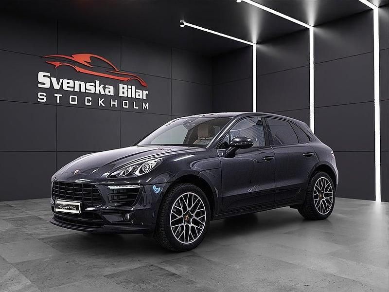 Grå Begagnad 2017 Porsche Macan Sport SUV | 349 900 kr (Marknadspris) - Bild 1/4