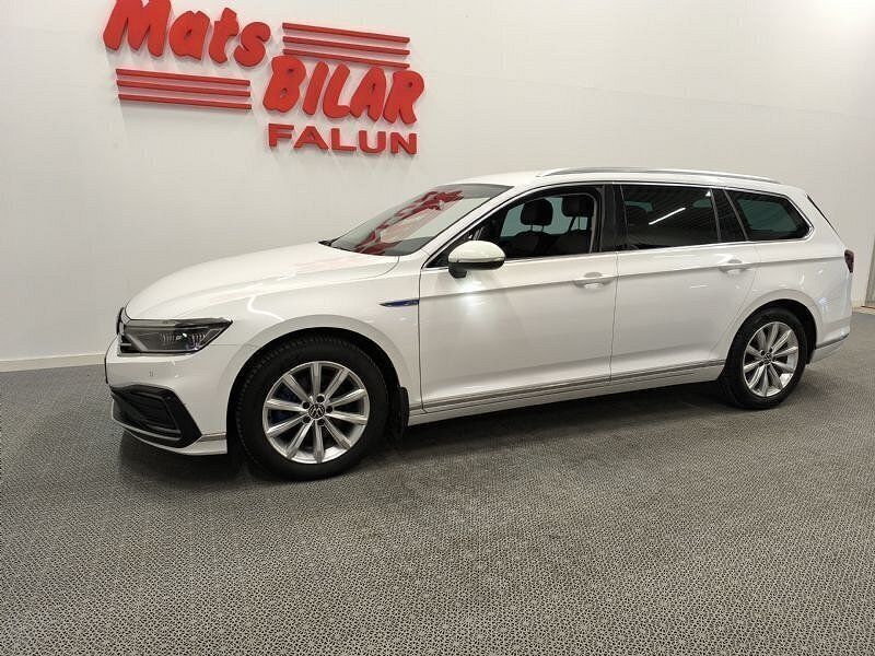 Vit Begagnad 2021 VW Passat GTE Kombi | 259 900 kr (Dyr) - Bild 1/4