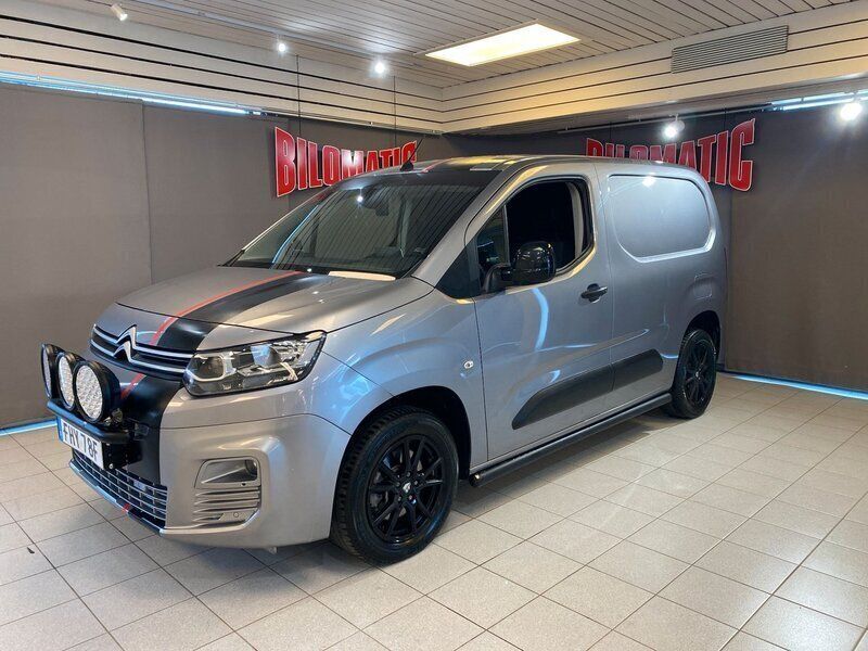 Grå Begagnad 2022 Citroën Berlingo Business Class Minibuss | 199 900 kr (Marknadspris) - Bild 1/4
