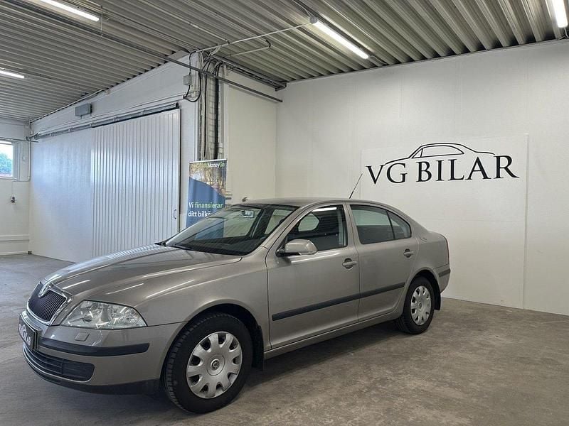 Ljusbrun Begagnad 2007 Skoda Octavia Halvkombi | 28 500 kr (Lite dyr) - Bild 1/4