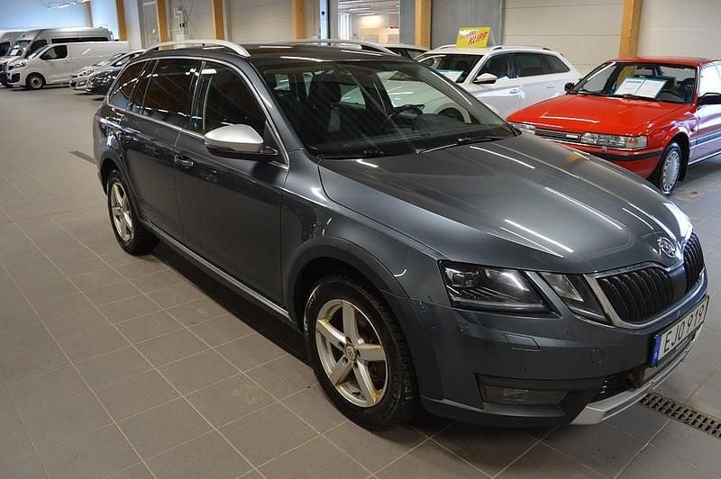 Begagnad Skoda Octavia Scout 150 HK (110 kW) 2018 Grå Kombi