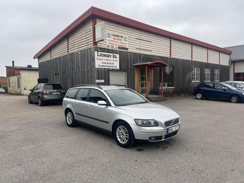 Ljusgrå (grå) Begagnad 2005 Volvo V50 Kinetic Kombi | 40 000 kr (Marknadspris) - Bild 1/4