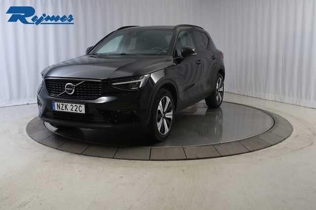 Svart Begagnad 2022 Volvo XC40 Plus SUV | 399 900 kr (Marknadspris) - Bild 1/4