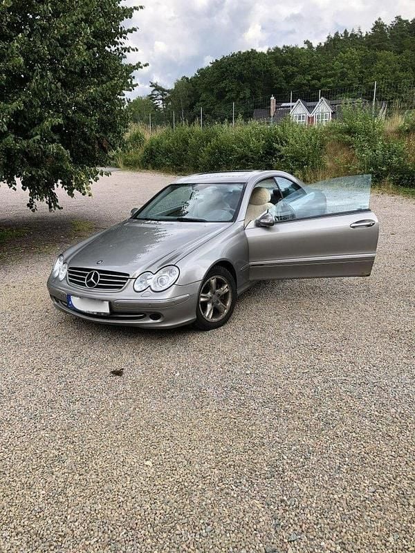 Grå Begagnad 2003 Mercedes CLK320 Avantgarde Sportkupé | 27 000 kr (Superpris) - Bild 1/4