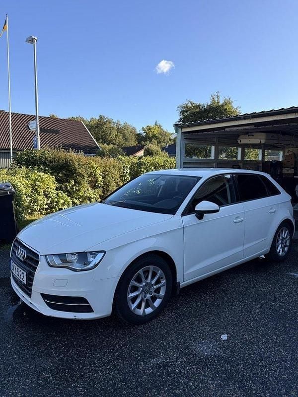 Vit Begagnad 2013 Audi A3 Sportback Attraction Halvkombi | 69 000 kr (Superpris) - Bild 1/4