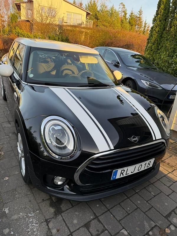 Svart/vit Begagnad 2019 Mini Cooper Clubman Kombi | 159 000 kr (Superpris) - Bild 1/4