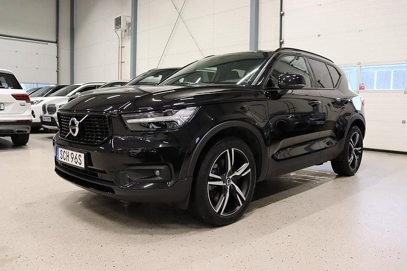 Svart Begagnad 2020 Volvo XC40 R-Design SUV | 329 400 kr (Marknadspris) - Bild 1/4