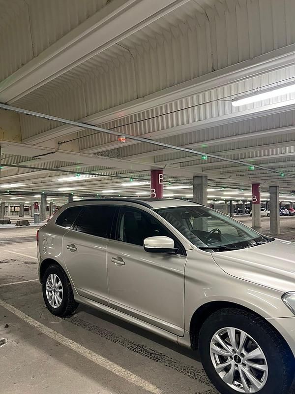 Begagnad Volvo XC60 190 HK (139 kW) 2017 Ljusbeige SUV