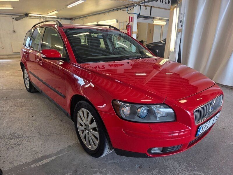 Röd Begagnad 2006 Volvo V50 Kinetic Kombi | 39 900 kr (Marknadspris) - Bild 1/4