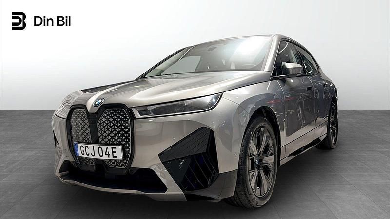 Grå Begagnad 2024 BMW iX SUV | 569 900 kr (Marknadspris) - Bild 1/4