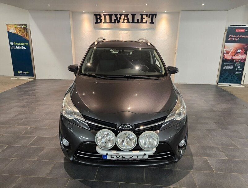 Mörkgrå (grå) Begagnad 2015 Toyota Verso Executive Minibuss | 99 900 kr (Marknadspris) - Bild 1/4