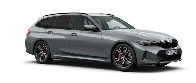 Grå (skyscraper grey metallic) Ny 2025 BMW 330e Shadowline Kombi | 696 700 kr (Lite dyr) - Bild 1/4