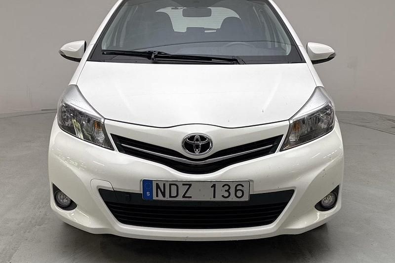 Vit Begagnad 2012 Toyota Yaris Active Halvkombi | 79 900 kr (Marknadspris) - Bild 1/4