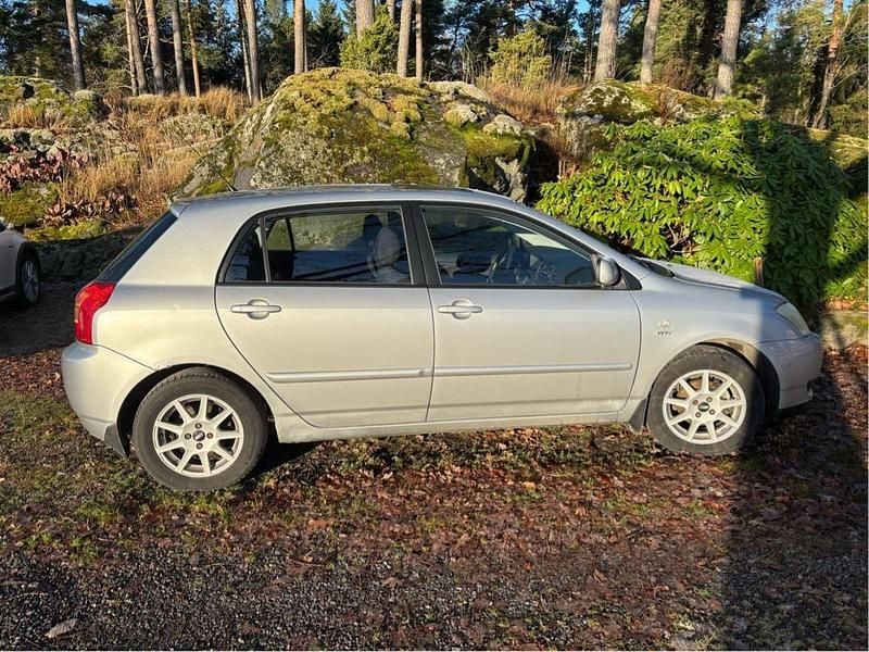 Silver Begagnad 2004 Toyota Corolla Halvkombi | 29 000 kr (Marknadspris) - Bild 1/4