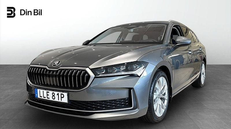 Grå (graphite grey metallic) Ny 2025 Skoda Superb Selection Kombi | 490 300 kr (Marknadspris) - Bild 1/4