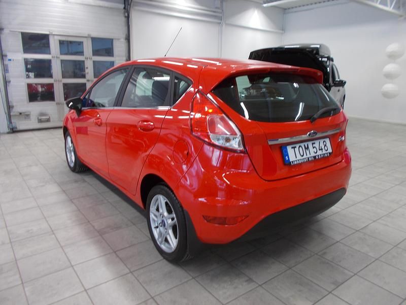 Begagnad Ford Fiesta Titanium 81 HK (59 kW) 2014 Röd (race red) Halvkombi