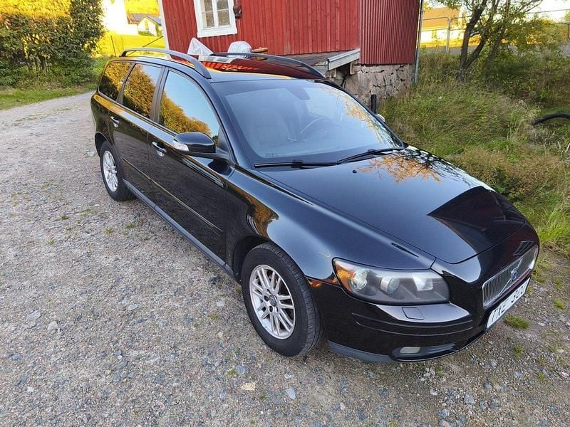 Svart Begagnad 2007 Volvo V50 Momentum Kombi | 21 000 kr (Marknadspris) - Bild 1/4