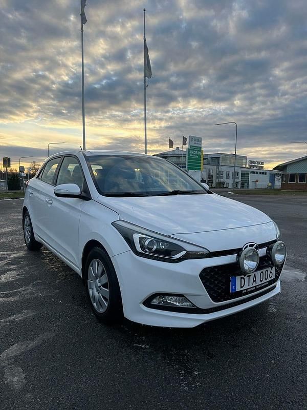 Vit Begagnad 2015 Hyundai i20 Halvkombi | 79 000 kr (Marknadspris) - Bild 1/4