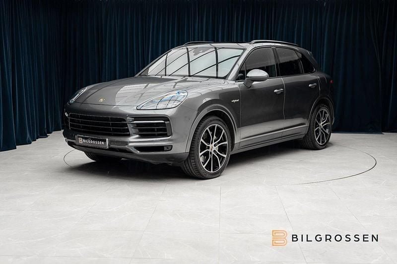 Grå Begagnad 2021 Porsche Cayenne Sport SUV | 629 900 kr (Superpris) - Bild 1/4