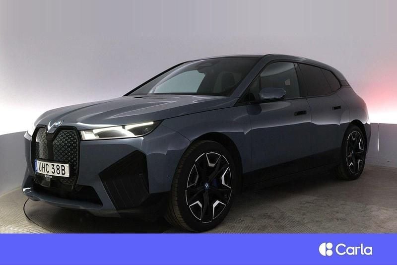 Mörkgrå (grå) Begagnad 2022 BMW iX Sport Line SUV | 464 900 kr (Superpris) - Bild 1/4