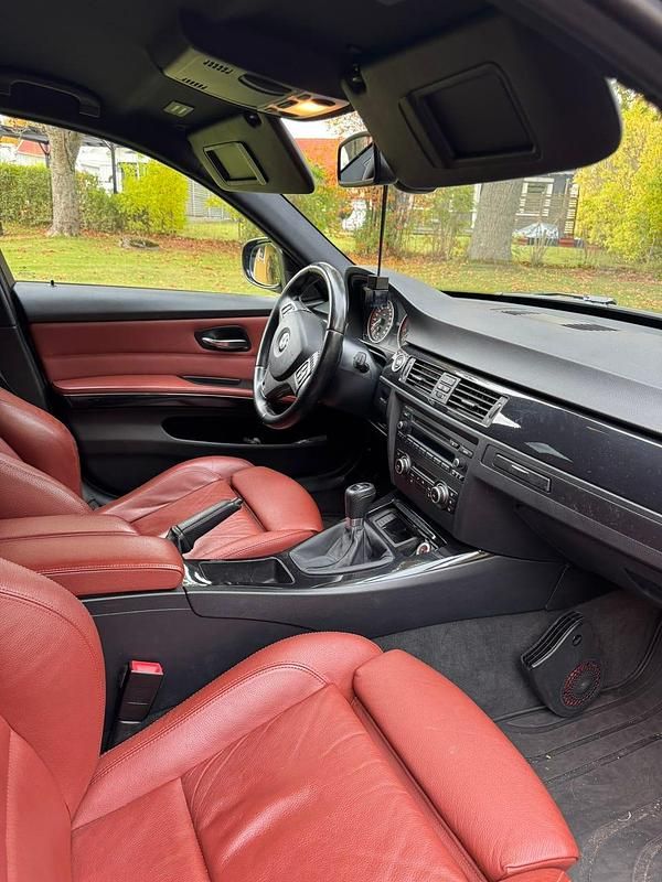 Begagnad BMW 330 272 HK (200 kW) 2011 Kombi