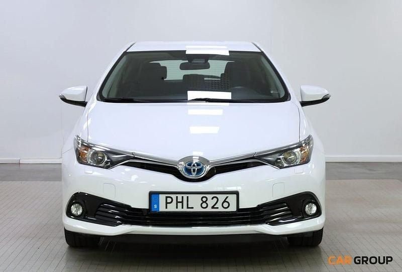 Vit Begagnad 2017 Toyota Auris Hybrid Active Halvkombi | 179 900 kr (Marknadspris) - Bild 1/4