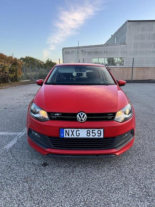 Röd Begagnad 2014 VW Polo Halvkombi | 64 900 kr (Marknadspris) - Bild 1/4
