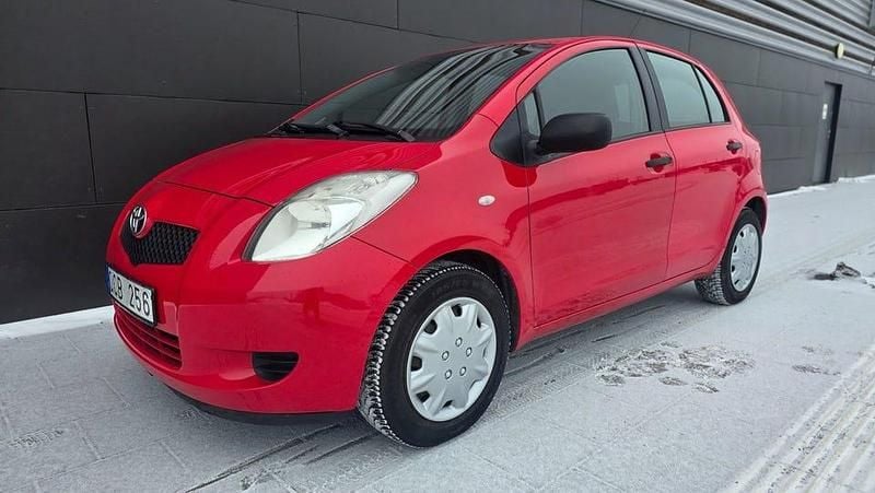 Begagnad Toyota Yaris 69 HK (50 kW) 2008 Röd Halvkombi