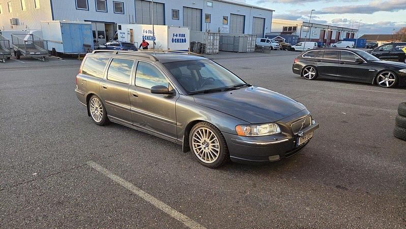 Grå Begagnad 2006 Volvo V70 Summum Kombi | 35 000 kr (Marknadspris) - Bild 1/4