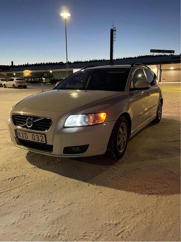 Vit Begagnad 2011 Volvo V50 Momentum Kombi | 50 000 kr (Marknadspris) - Bild 1/4