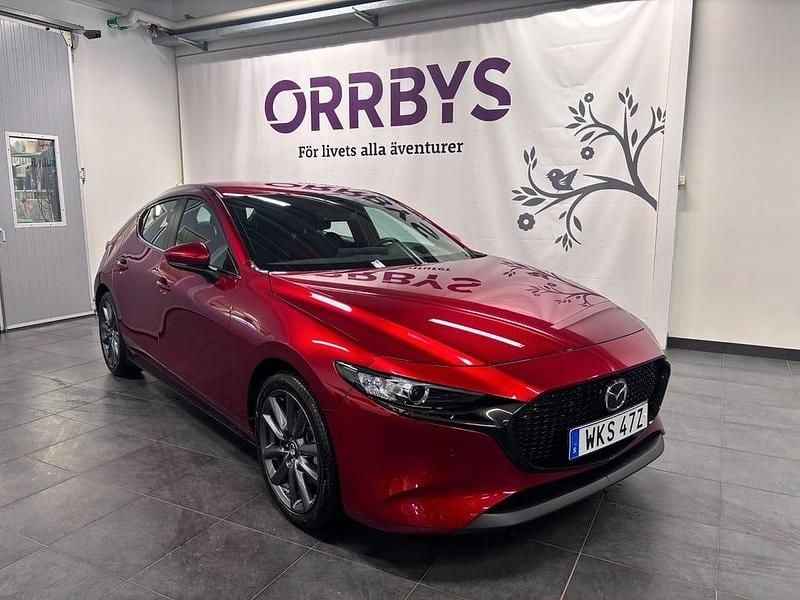 Röd Begagnad 2024 Mazda 3 Halvkombi | 334 500 kr (Marknadspris) - Bild 1/4