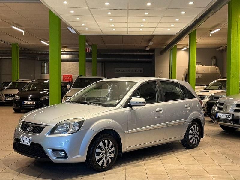 Silver Begagnad 2011 Kia Rio Halvkombi | 24 900 kr (Marknadspris) - Bild 1/4