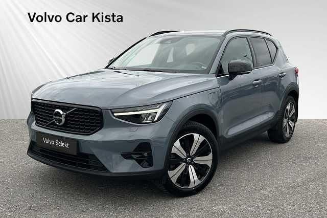 Grå Begagnad 2023 Volvo XC40 Plus SUV | 369 900 kr (Marknadspris) - Bild 1/3
