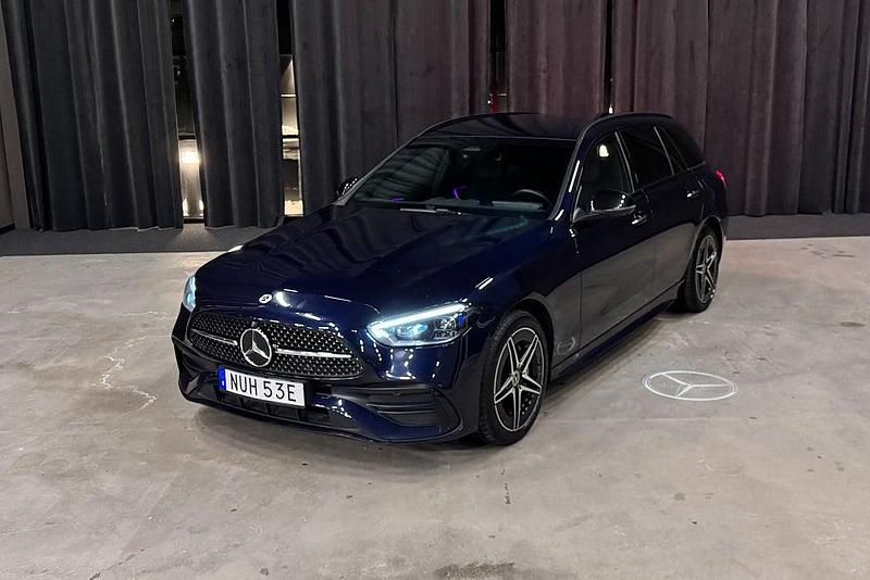 Mörkblå Begagnad 2022 Mercedes C300e AMG Kombi | 379 900 kr (Marknadspris) - Bild 1/4