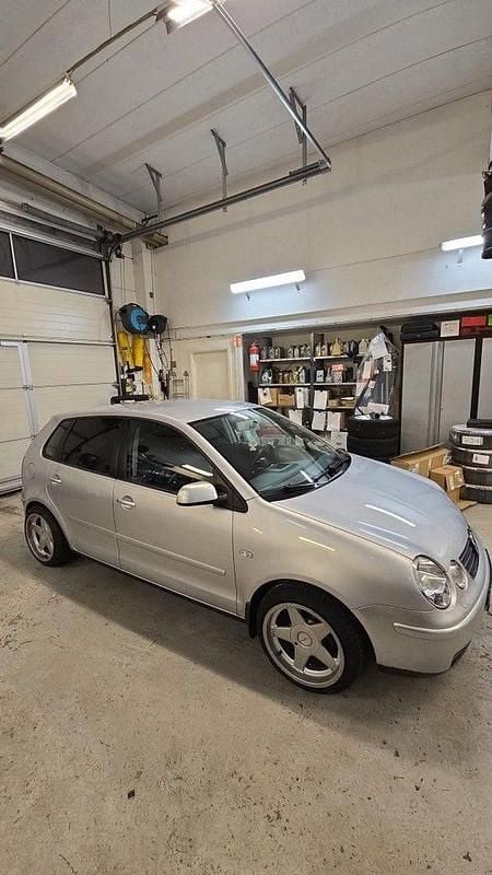 Silver Begagnad 2005 VW Polo Halvkombi | 34 000 kr (Marknadspris) - Bild 1/4