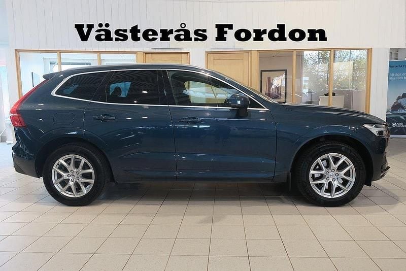 Mörkblå (blå) Begagnad 2018 Volvo XC60 Momentum SUV | 285 900 kr (Marknadspris) - Bild 1/4