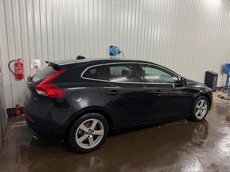 Begagnad Volvo V40 Summum 177 HK (130 kW) 2012 Svart Halvkombi