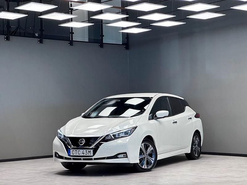 Vit Begagnad 2021 Nissan Leaf 360º Halvkombi | 159 900 kr (Marknadspris) - Bild 1/3