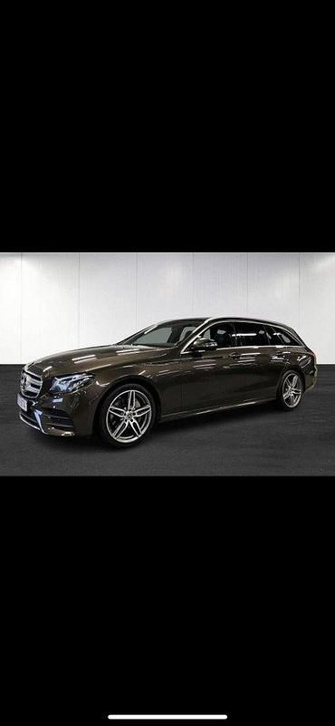 Brun Begagnad 2018 Mercedes E220 AMG line Kombi | 265 000 kr (Marknadspris) - Bild 1/4