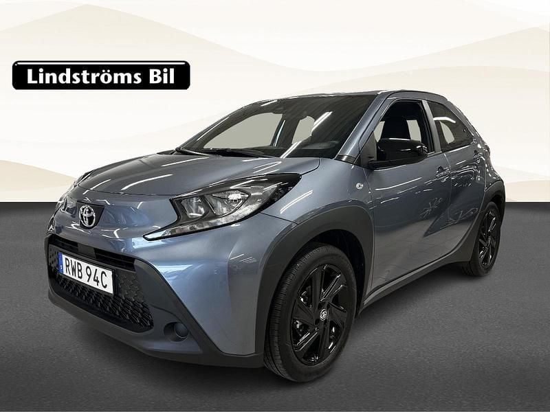 Grå Begagnad 2024 Toyota Aygo X Play SUV | 179 000 kr (Marknadspris) - Bild 1/3