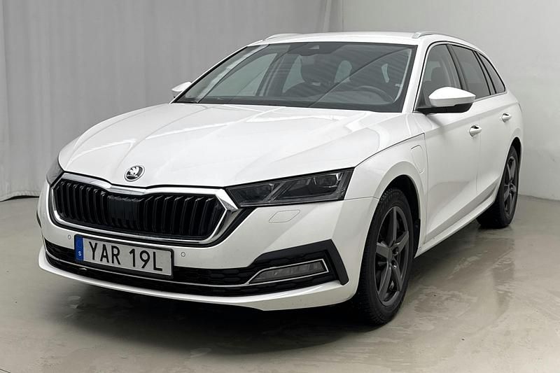 Vit Begagnad 2022 Skoda Octavia Kombi | 210 000 kr (Superpris) - Bild 1/4