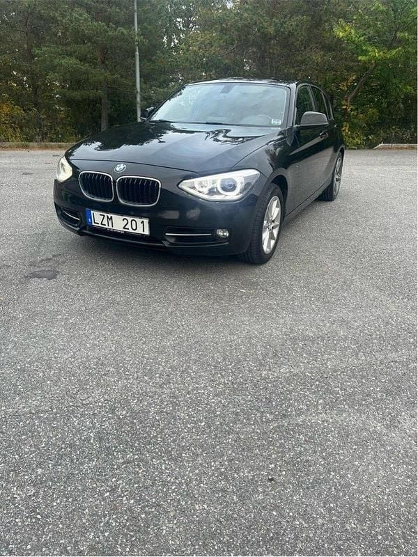 Svart Begagnad 2012 BMW 118 Sport Line Halvkombi | 80 000 kr (Superpris) - Bild 1/4