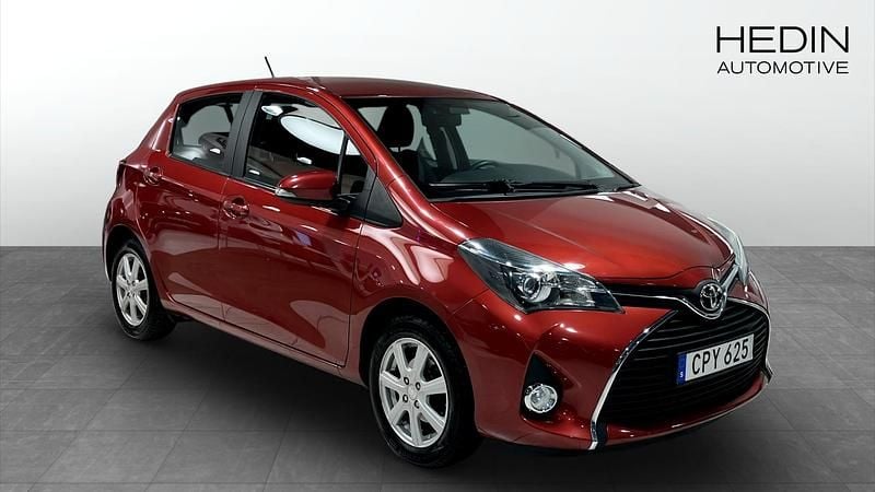 Röd Begagnad 2014 Toyota Yaris Halvkombi | 99 900 kr (Marknadspris) - Bild 1/4