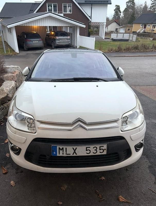 Vit Begagnad 2010 Citroën C4 Halvkombi | 37 000 kr (Marknadspris) - Bild 1/2