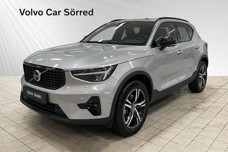 Silver Begagnad 2024 Volvo XC40 Plus SUV | 379 900 kr (Bra pris) - Bild 1/3