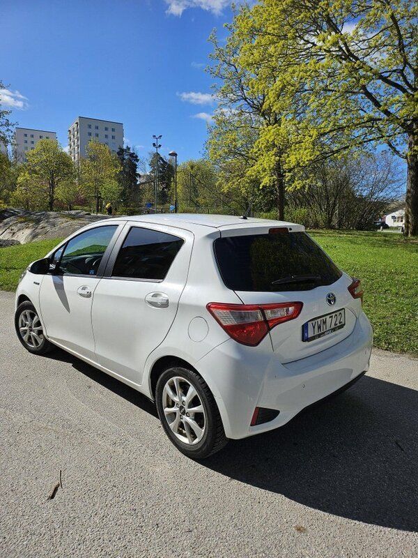 Vit Begagnad 2017 Toyota Yaris Hybrid Active Halvkombi | 100 000 kr (Marknadspris) - Bild 1/4