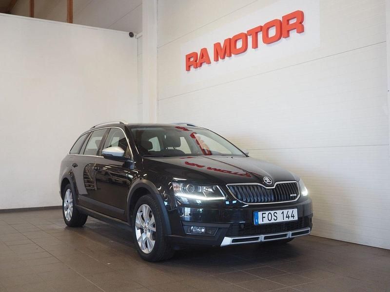 Svart Begagnad 2015 Skoda Octavia Scout Kombi | 164 900 kr (Marknadspris) - Bild 1/3