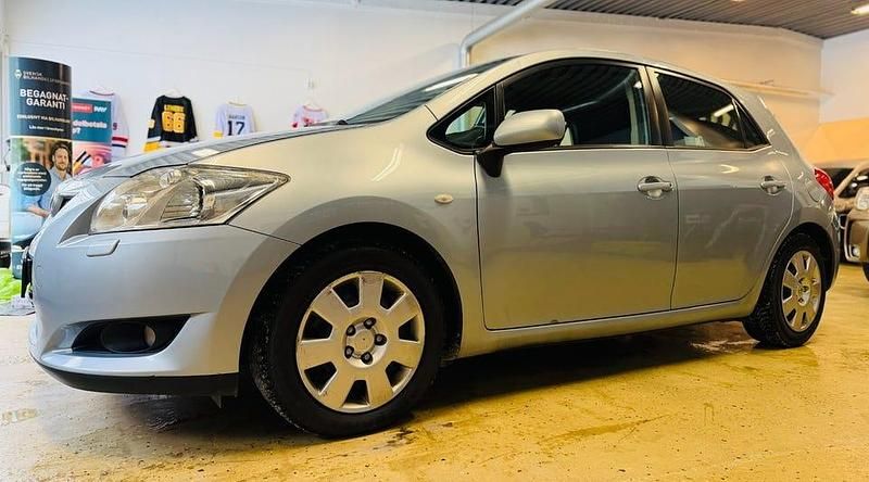 Begagnad Toyota Auris 124 HK (91 kW) 2008 Ljusblå Halvkombi