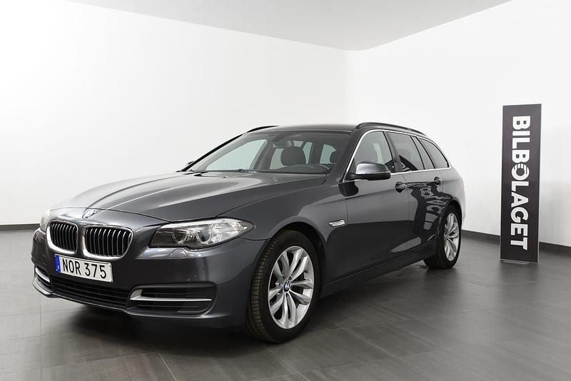 Grå Begagnad 2015 BMW 520 Kombi | 164 500 kr (Marknadspris) - Bild 1/4