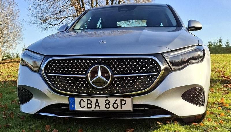 Silver Begagnad 2024 Mercedes E300 Avantgarde Sedan | 560 000 kr - Bild 1/4